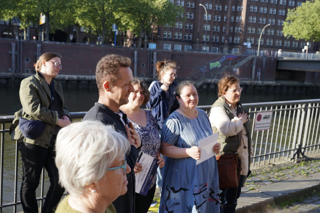 Gehörlose Seminar- Teilnehmer aus Dr Joe Dispenza Seminar in Hamburg in Mai 2025